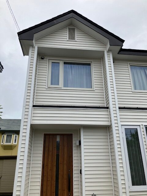 LIXIL ジエスタの玄関ドアへ交換。メンテナンス性の高い樹脂サイディングと相性バッチリです！