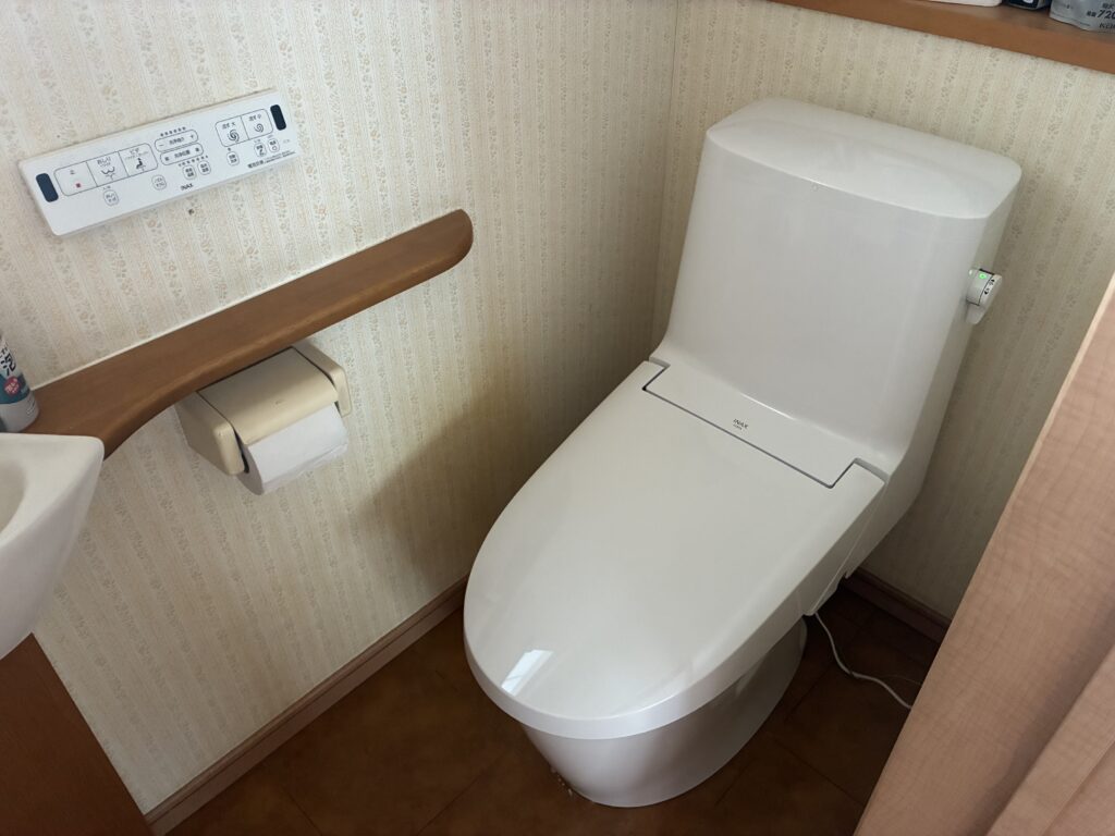 毎日使う場所だからこそ、掃除しやすく快適なトイレへ。 ― LIXILアメージュシャワートイレ交換リフォーム【帯広・十勝】ホーム創建 ―